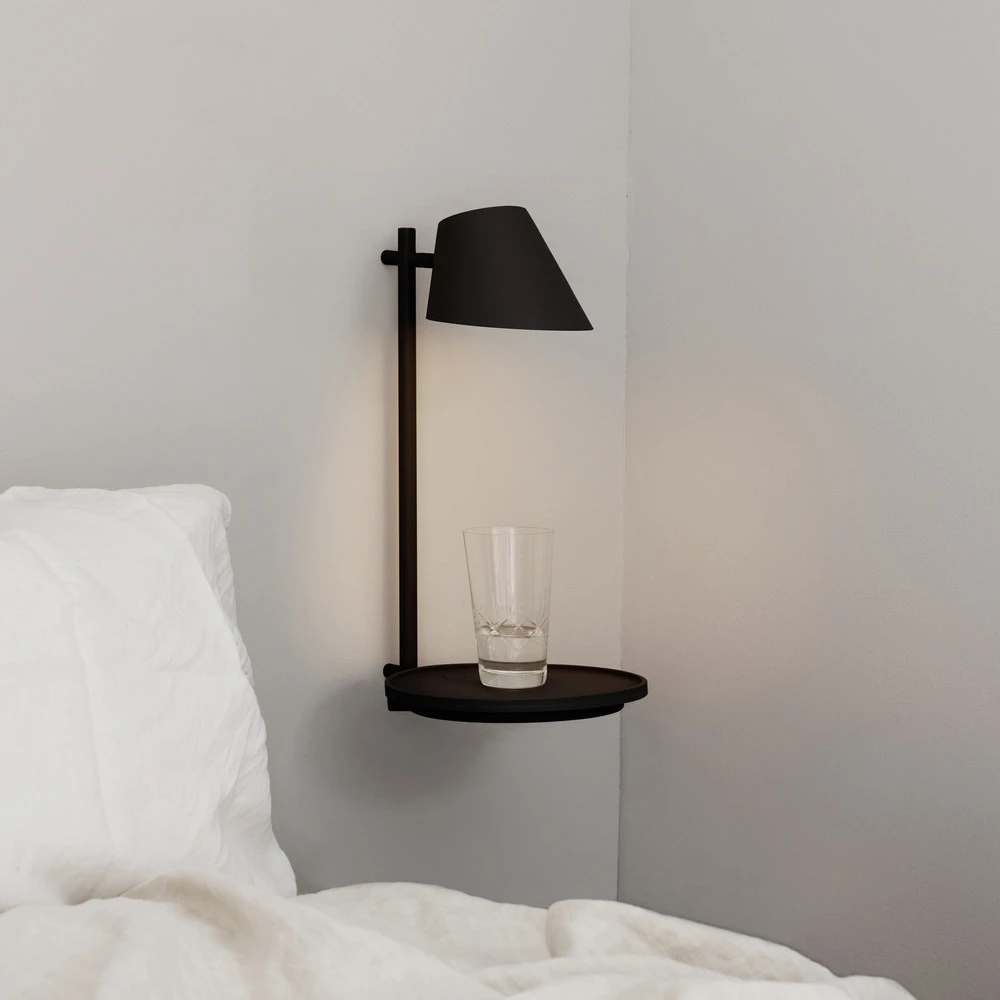 Applique LED Stay avec tablette, noire avec ampoule LED incluse