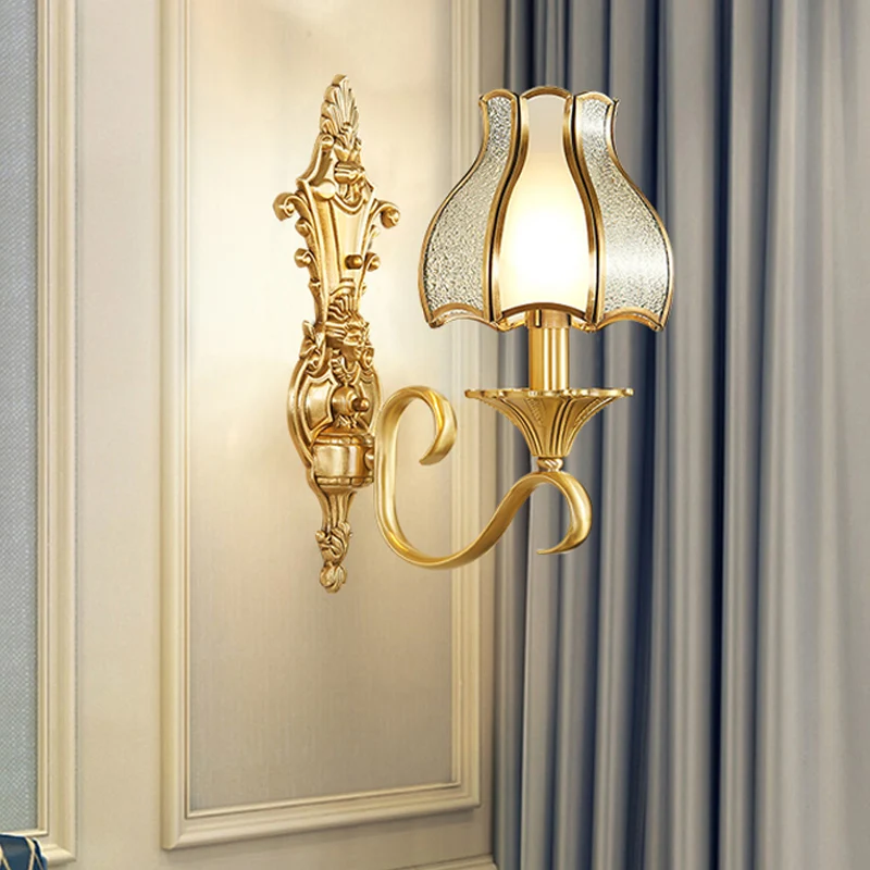 Applique murale en laiton Bud, luminaire classique en verre biseauté pour salon