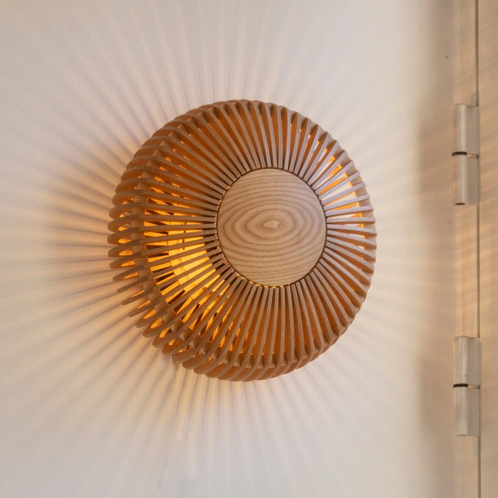Design Contemporain UMAGE Clava up applique Ø 49 cm bois évident