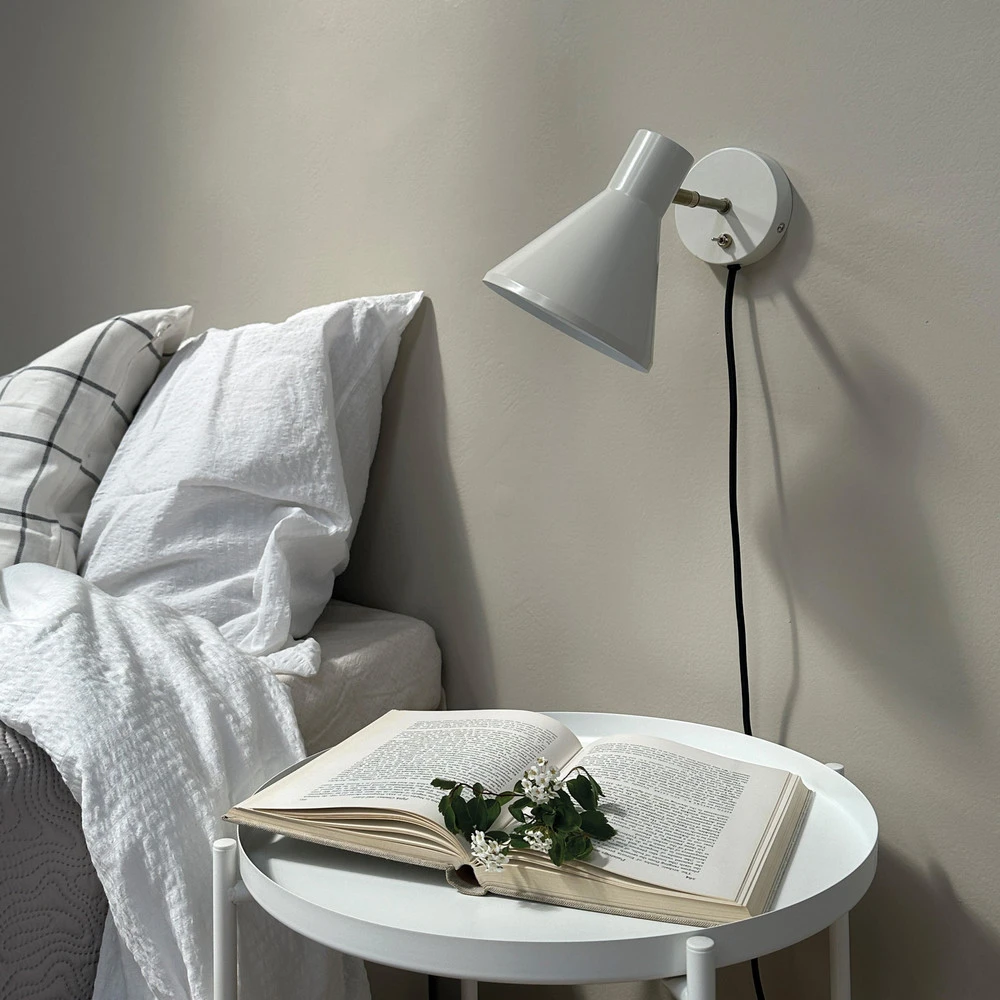 Dyberg Larsen applique murale Sleep, blanc mastic, Ø 15 cm, acier Dimensions : 15 x 30 cm