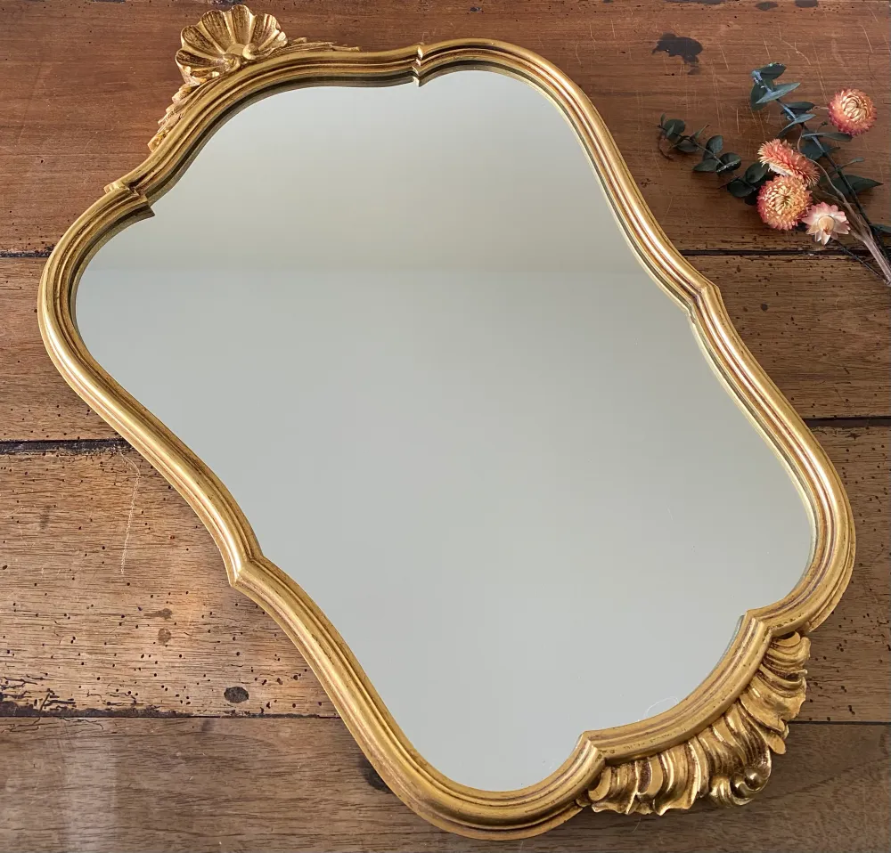 Applique design Miroir en bois doré fronton coquillage