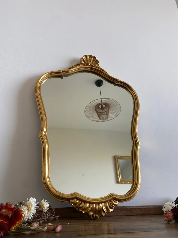 Applique design Miroir en bois doré fronton coquillage