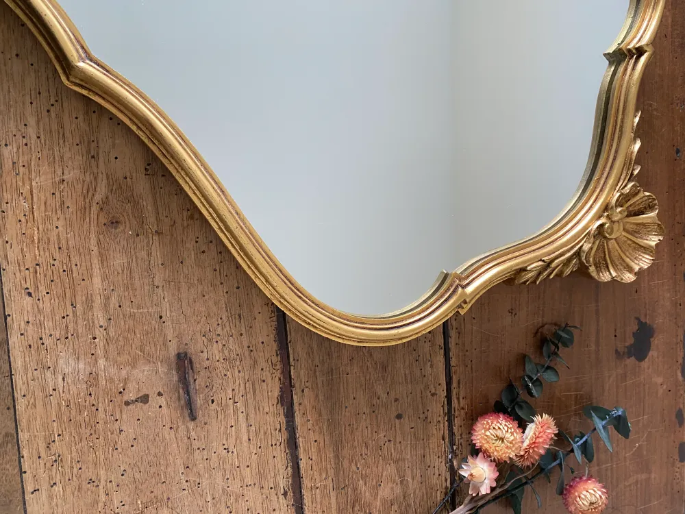 Applique design Miroir en bois doré fronton coquillage