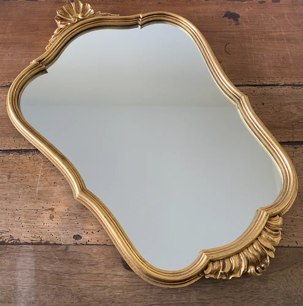 Applique design Miroir en bois doré fronton coquillage