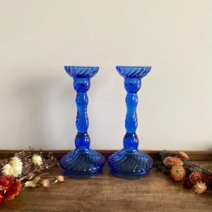 Bougeoirs en verre bleu electrique torsadés pour ambiance cosy