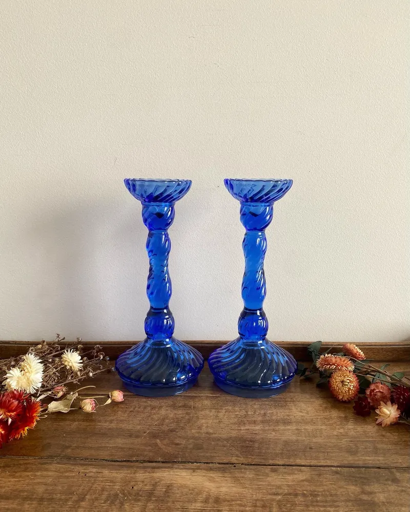 Bougeoirs en verre bleu electrique torsadés pour ambiance cosy