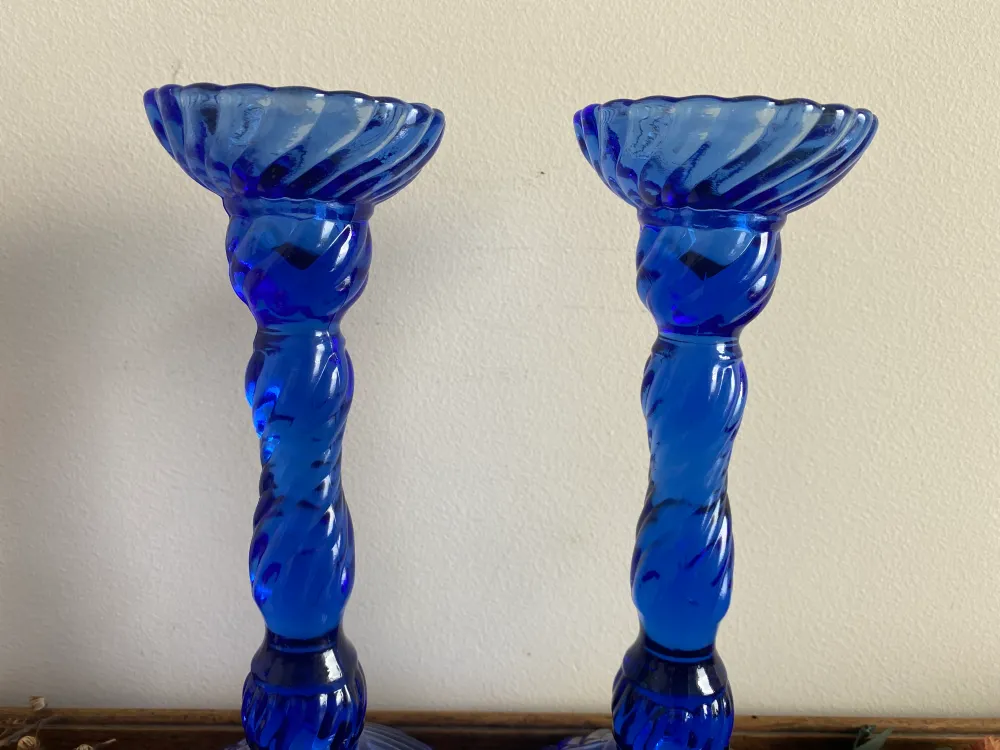 Bougeoirs en verre bleu electrique torsadés pour ambiance cosy