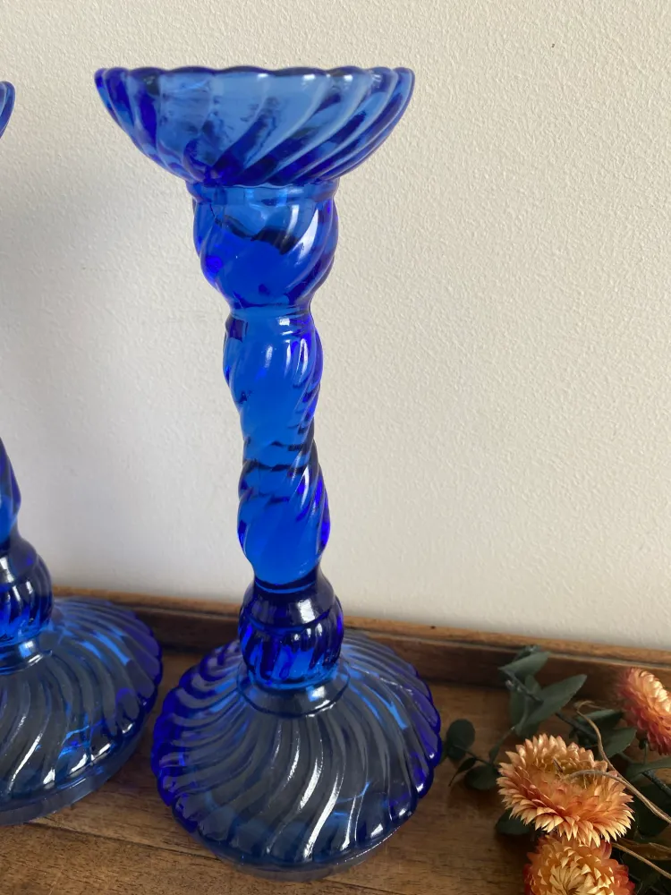 Bougeoirs en verre bleu electrique torsadés pour ambiance cosy