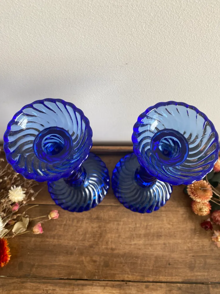 Bougeoirs en verre bleu electrique torsadés pour ambiance cosy