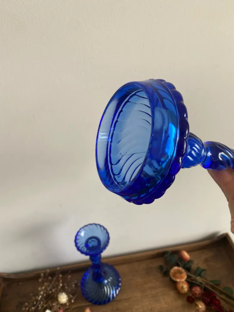 Bougeoirs en verre bleu electrique torsadés pour ambiance cosy