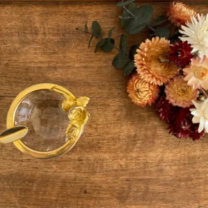 Cendrier au pourtour doré avec rose en relief avec effet scintillant