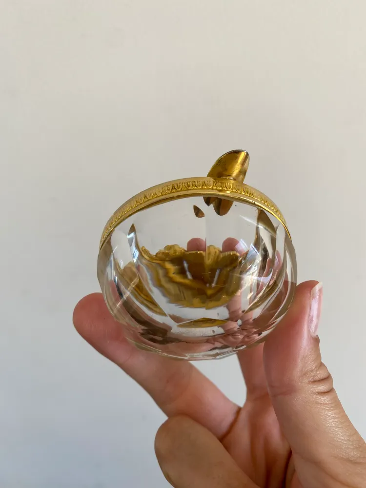 Cendrier au pourtour doré avec rose en relief avec effet scintillant
