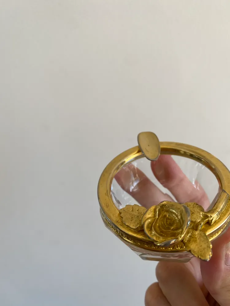 Cendrier au pourtour doré avec rose en relief avec effet scintillant