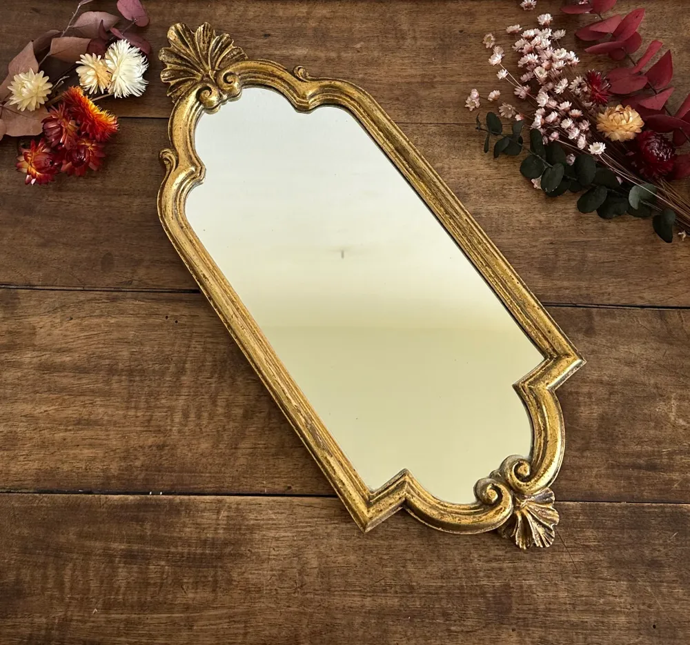 Miroir en bois doré fronton coquillage chantourné avec 16 couleurs RVB