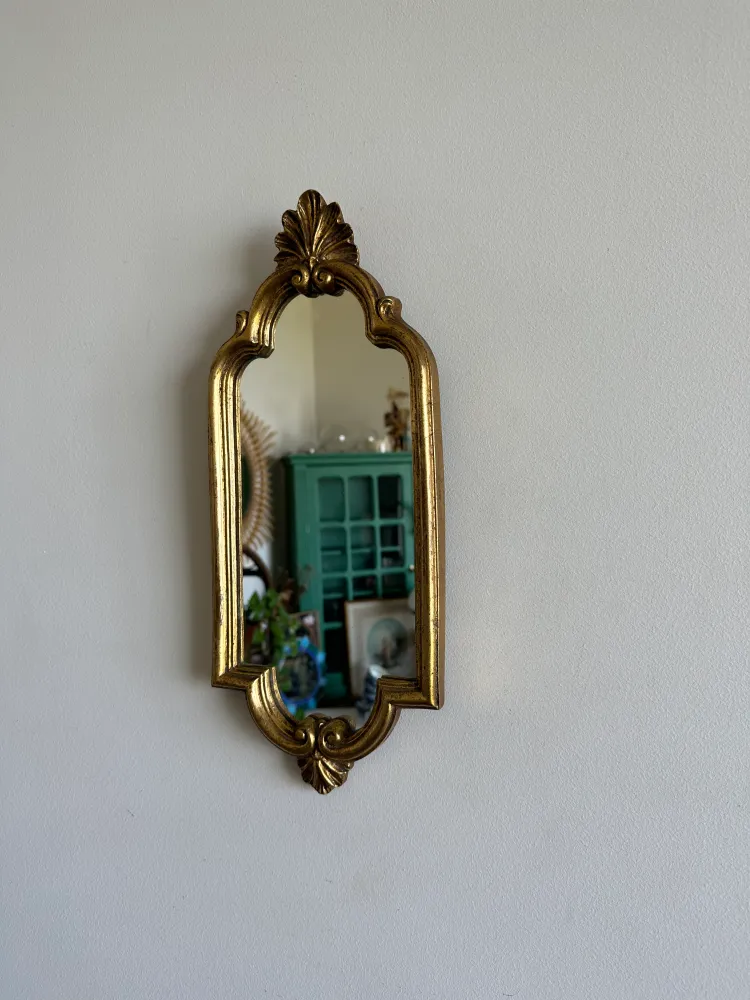Miroir en bois doré fronton coquillage chantourné avec 16 couleurs RVB