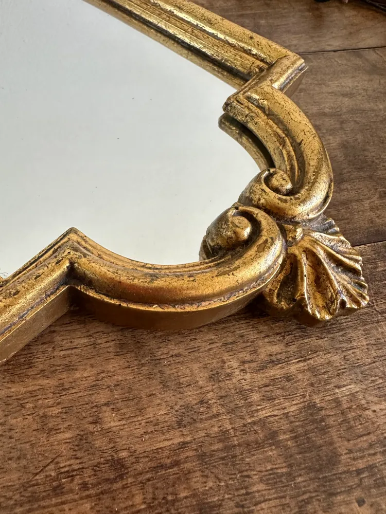 Miroir en bois doré fronton coquillage chantourné avec 16 couleurs RVB