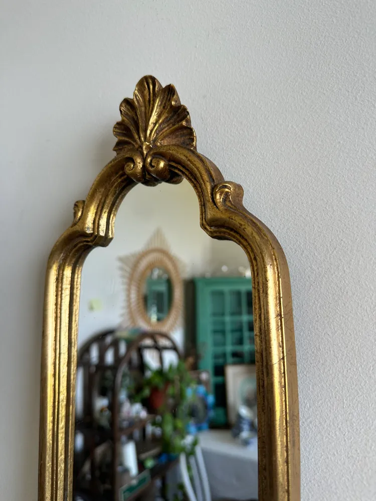 Miroir en bois doré fronton coquillage chantourné avec 16 couleurs RVB