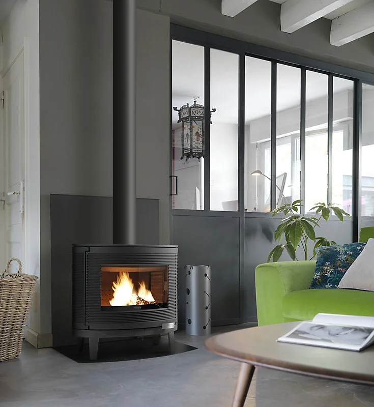 Poêle à bois en fonte Invicta Kaori 9kW 100m² compatible avec domotique