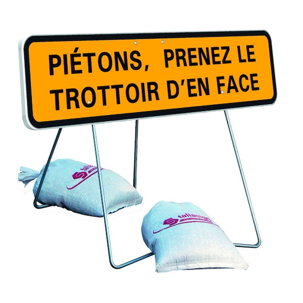LED Haute Luminosité Panneau de signalisation JH T1 - 1000 x 300 mm Piétons, prenez le trottoir d'en face avec Pied Fi...