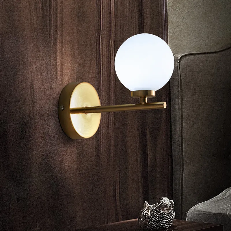Applique à bras Globe Shade Applique murale moderniste en verre opale à 1 lumière dorée pour salle de bain