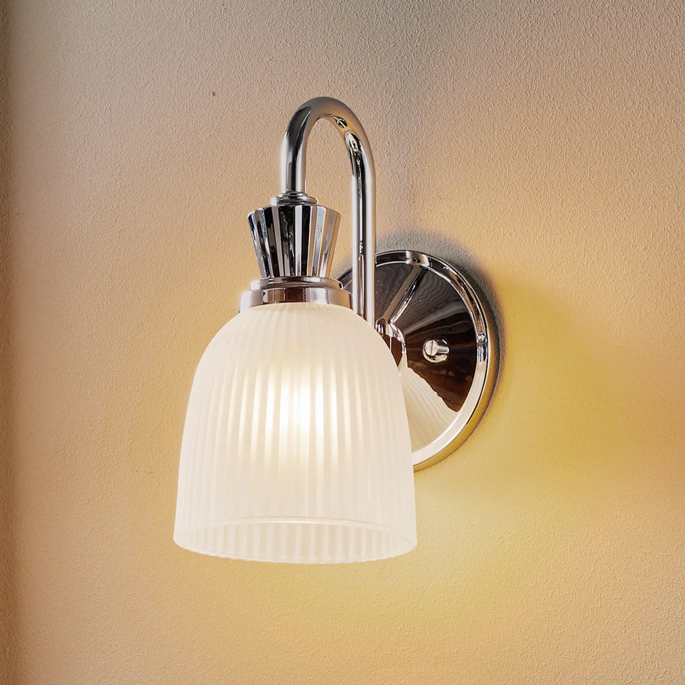 Applique salle de bain LED Cora verre rainuré avec interrupteur intégré