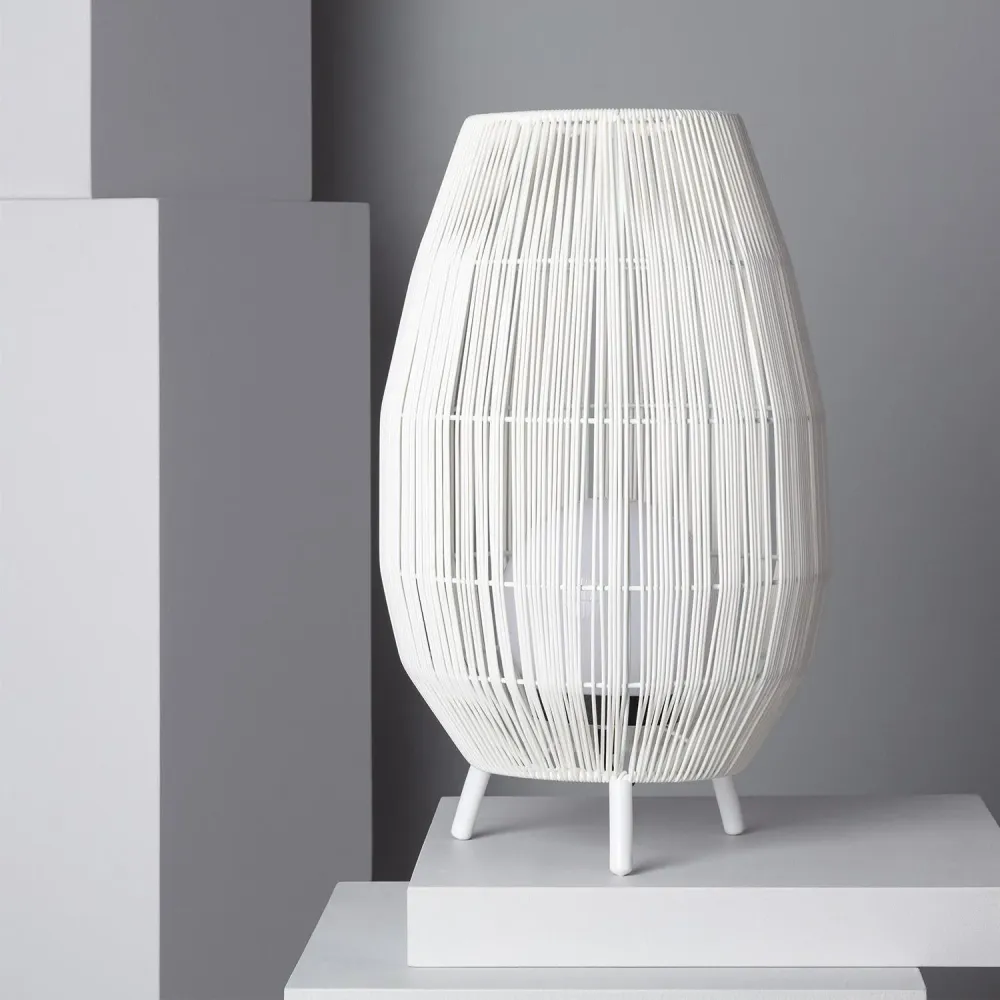Lampe LED pour extérieur avec structure en rotin à Annecy