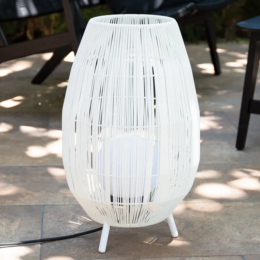 Lampe LED pour extérieur avec structure en rotin à Annecy
