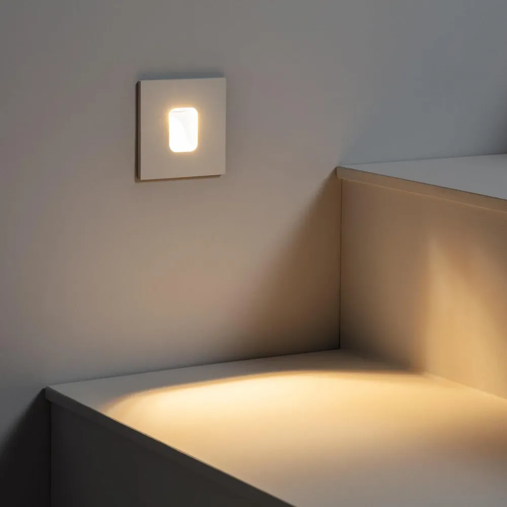 Lampe murale LED extérieure carrée encastrable blanche de 2W