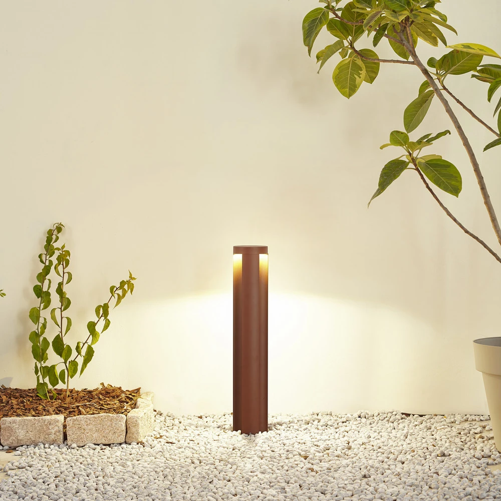 Lucande Borne lumineuse LED Raiku, couleur rouille, aluminium, 65 cm