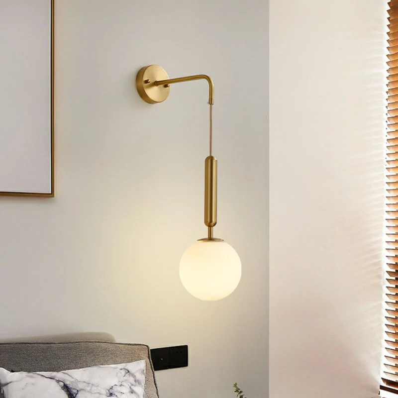 Applique murale compact globe finition dorée, minimalisme, 1 ampoule, éclairage mural en verre crème