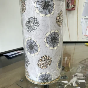 Abat-jour contrecollé en tissu, fleurs grises