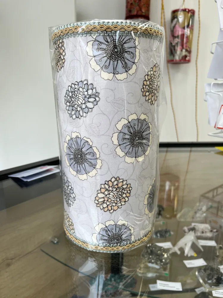 Abat-jour contrecollé en tissu, fleurs grises