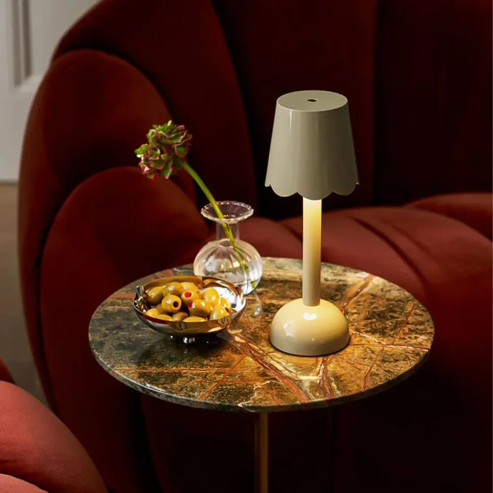 Lampe de table LED Addison Ross - Coquille festonnée - Sauge - 28 cm