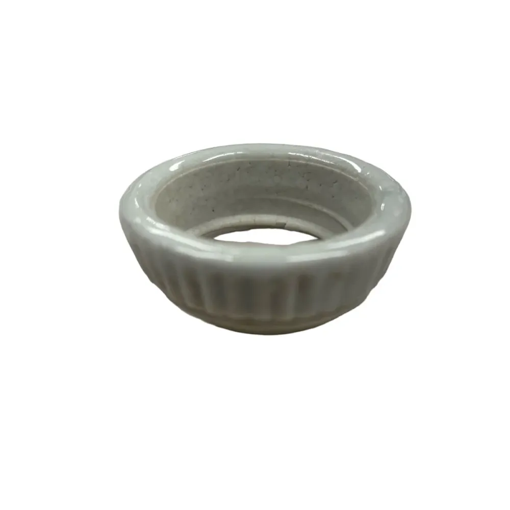 Anneau en porcelaine pour douille E27 vieillie