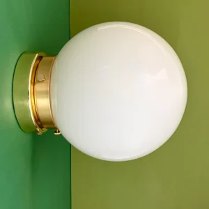 Applique ou plafonnier globe vintage en opaline blanche