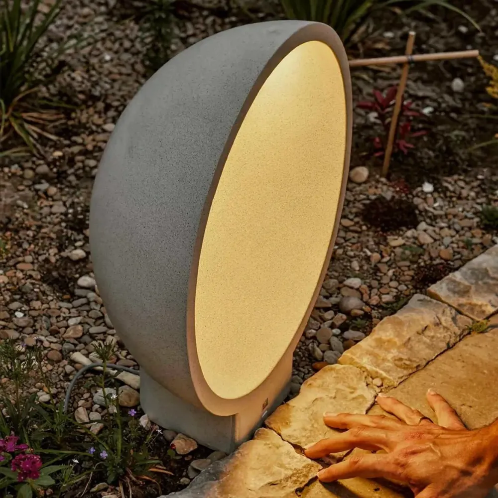 Borne lumineuse GAIA LED béton gris foncé – éclairage extérieur design et durable