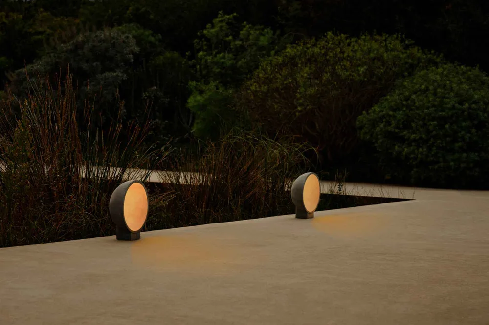 Borne lumineuse GAIA LED béton gris foncé – éclairage extérieur design et durable
