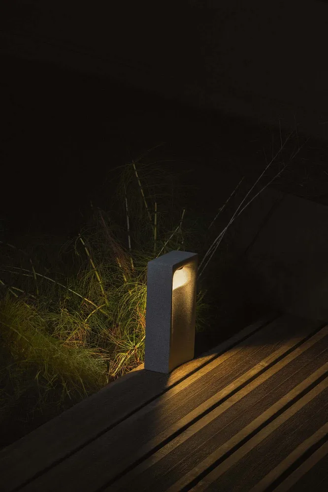 Borne lumineuse LED en béton GLINT-400 8 W, IP54, blanc chaud 3000 K pour jardins