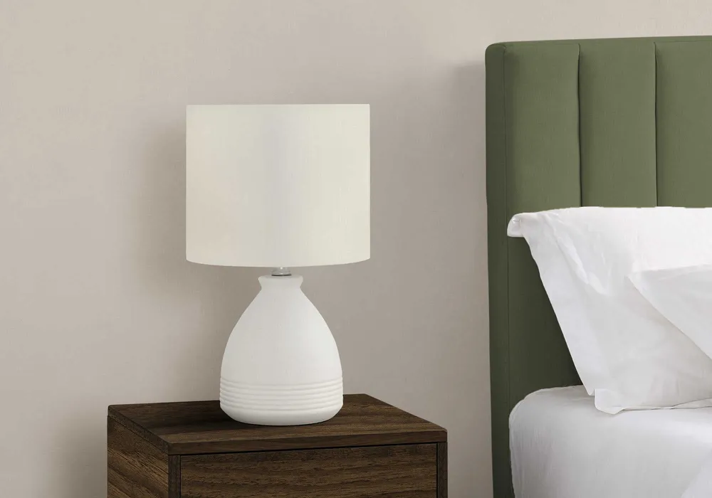 ÉCLAIRAGE - LAMPE DE TABLE 17" H CÉRAMIQUE CRÈME / ABAT-JOUR IVOIRE