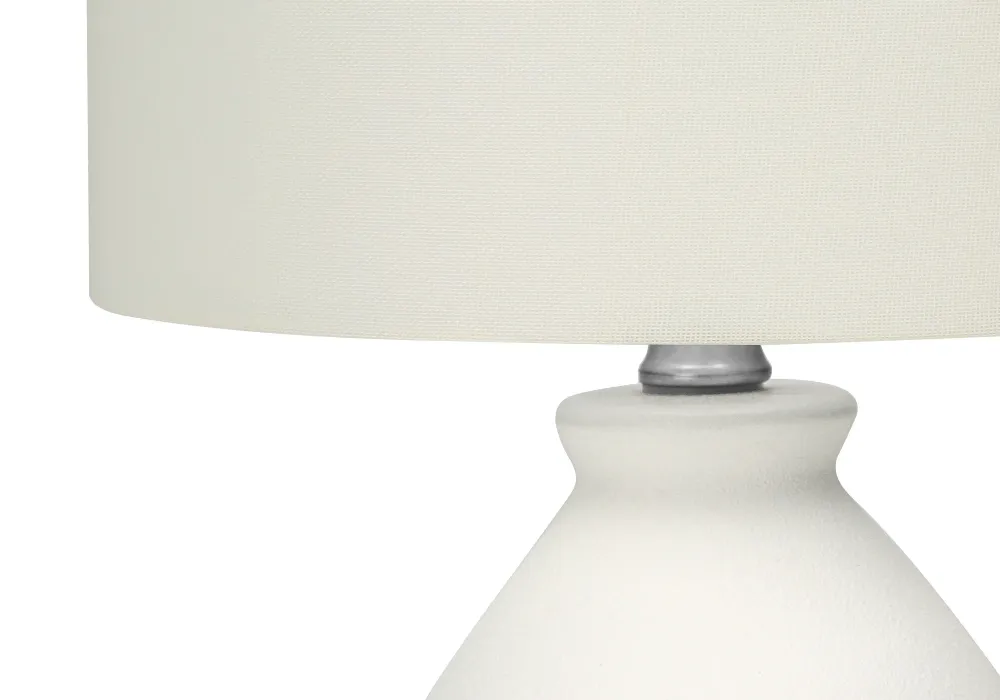 ÉCLAIRAGE - LAMPE DE TABLE 17" H CÉRAMIQUE CRÈME / ABAT-JOUR IVOIRE