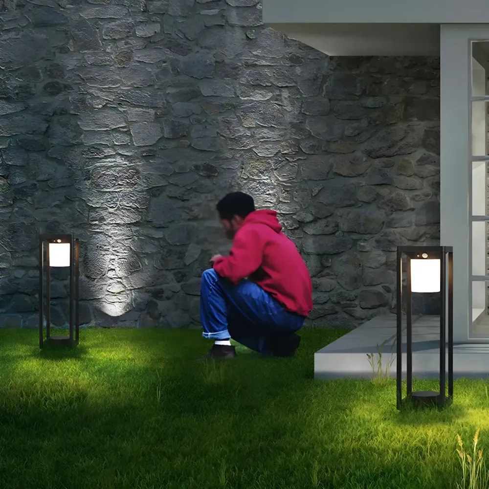 Éclairage paysager contemporain en métal noir ouvert