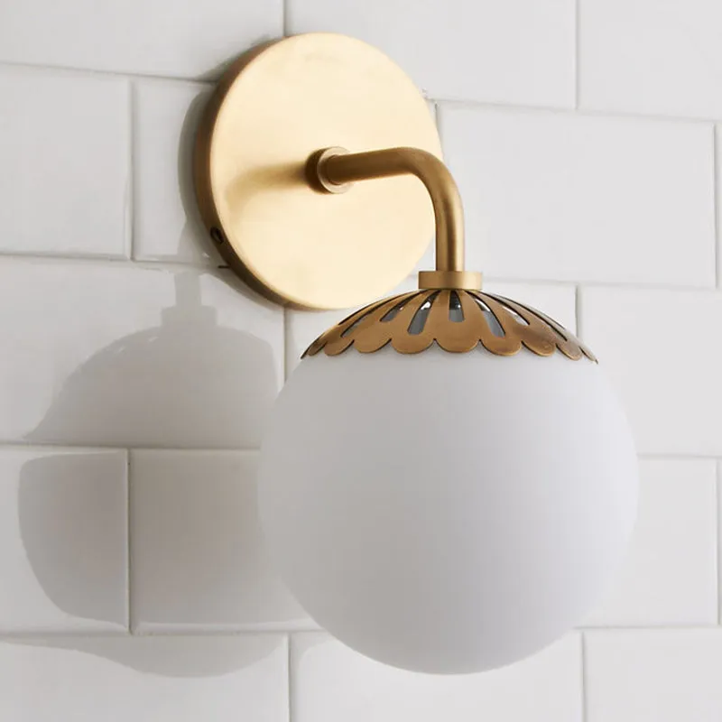 Applique boule en verre opale éclairage colonial 1 tête luminaire mural de salon en or Clearhalo