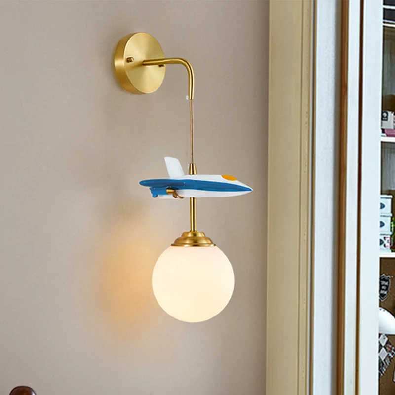 Applique murale à 1 ampoule en forme de globe en verre blanc avec décor d'avion en laiton Clearhalo