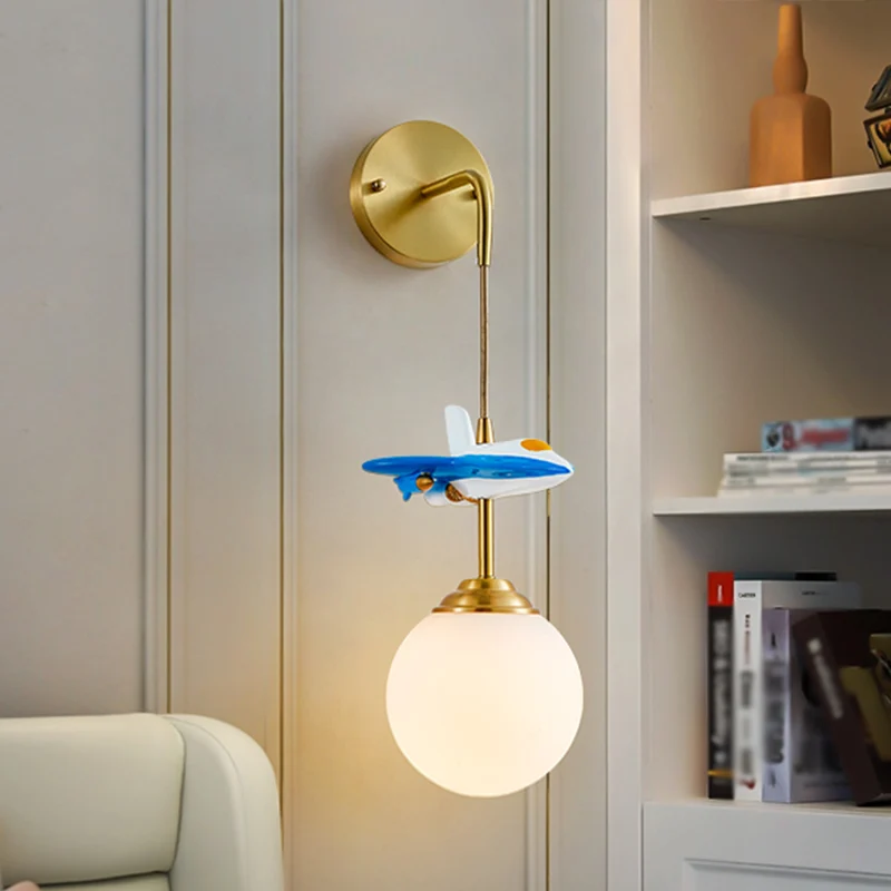 Applique murale à 1 ampoule en forme de globe en verre blanc avec décor d'avion en laiton Clearhalo