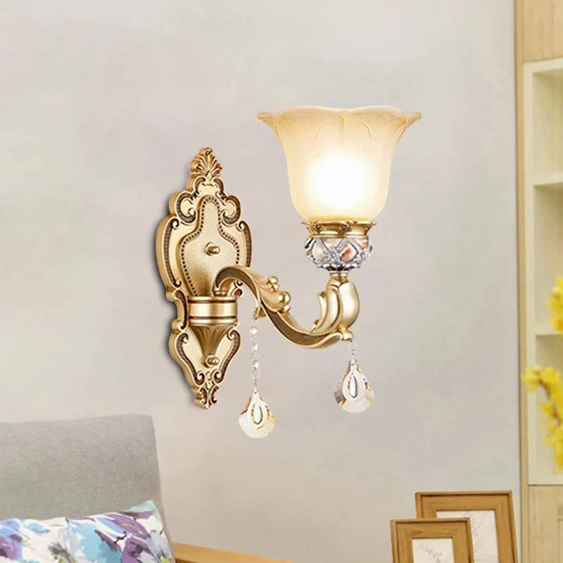 Applique murale Bell contemporaine à 1 tête avec embout en cristal à facettes, éclairage mural en or Clearhalo