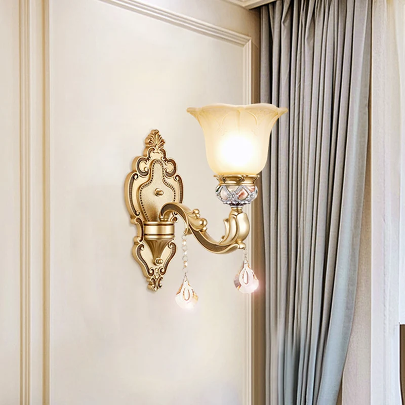 Applique murale Bell contemporaine à 1 tête avec embout en cristal à facettes, éclairage mural en or Clearhalo