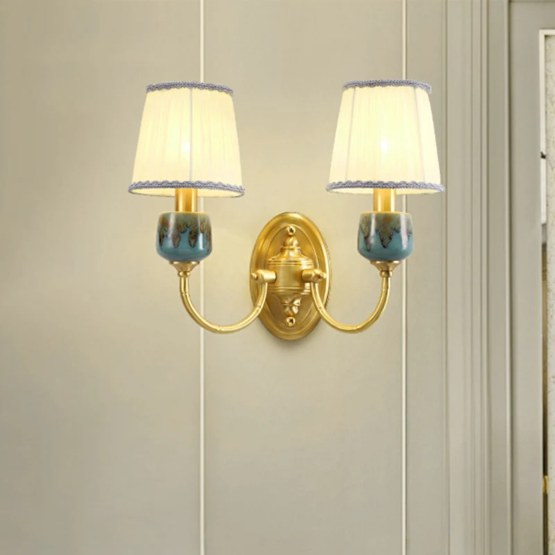 Applique murale classique à 1/2 lumières en laiton avec bras pivotant en métal et abat-jour en tissu conique Clearhalo