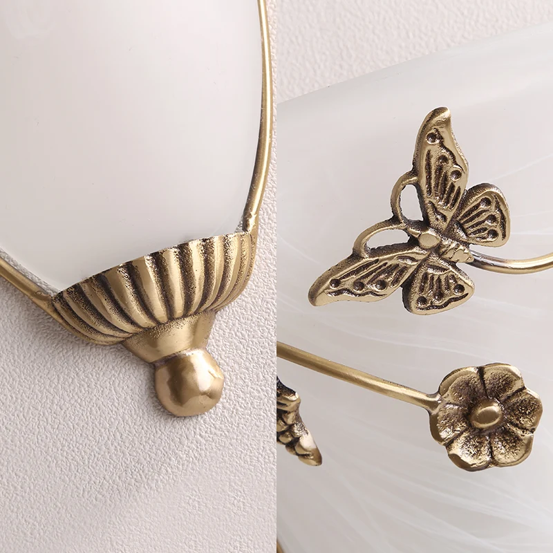 Applique murale cloche traditionnelle en verre blanc, 1 ampoule, luminaire en laiton avec papillon et fleur Clearhalo
