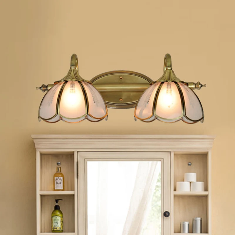 Applique murale coloniale en verre givré festonné, luminaire de vanité à 2 têtes, en or, pour salle de bain Clearhalo