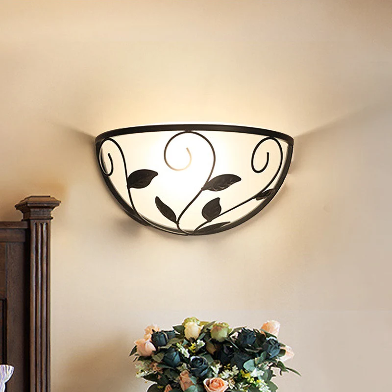 Applique murale demi-lune pour chambre à coucher, verre blanc vintage, 1 tête, éclairage mural noir avec motif feuille Cle...